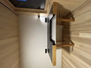 Schreibtisch mit Regalmöglichkeit und extra Einbuchtung für Laptop oder Computer