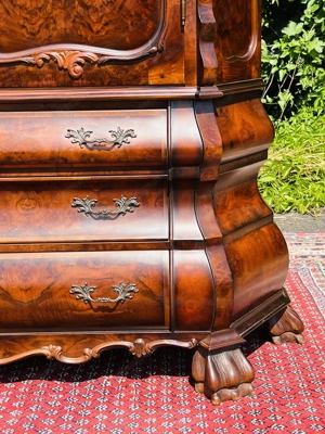 Vitrine Bücherschrank 1930 im Barockstil Herrenzimmer Nussbaum  Bild 3