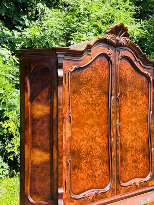 Vitrine Bücherschrank 1930 im Barockstil Herrenzimmer Nussbaum  Bild 5