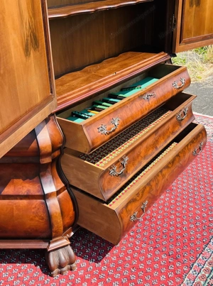 Vitrine Bücherschrank 1930 im Barockstil Herrenzimmer Nussbaum  Bild 8