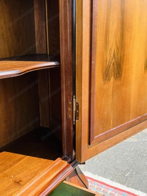 Vitrine Bücherschrank 1930 im Barockstil Herrenzimmer Nussbaum  Bild 10