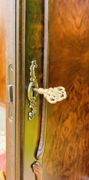 Vitrine Bücherschrank 1930 im Barockstil Herrenzimmer Nussbaum  Bild 11