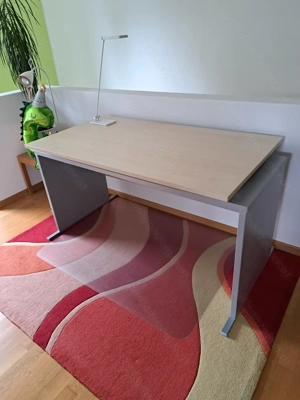 Sehr stabiler Schreibtisch