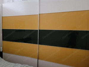 Großer Schiebetürschrank 