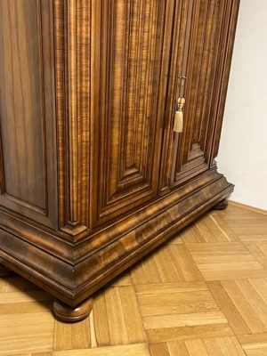 Barock Schrank Dielenschrank Frankfurter Wellenschrank Kasten Nussbaum Bild 3