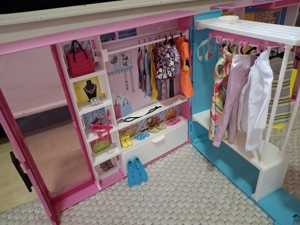 Barbie mit Kleidungsladen   gebraucht, sehr guter Zustand Bild 5