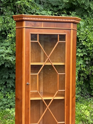 Biedermeier Vitrine Stilmöbel Eckvitrine Eckschrank Barock Schrank Eibe England Bild 3