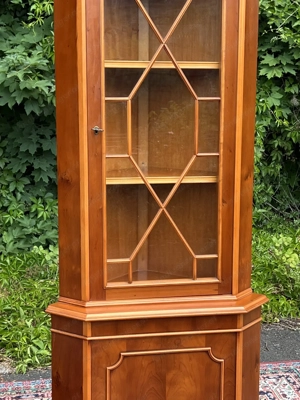 Biedermeier Vitrine Stilmöbel Eckvitrine Eckschrank Barock Schrank Eibe England Bild 4