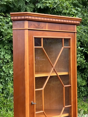 Biedermeier Vitrine Stilmöbel Eckvitrine Eckschrank Barock Schrank Eibe England Bild 5