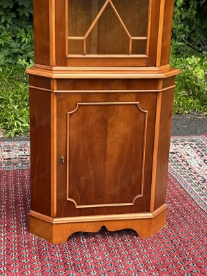 Biedermeier Vitrine Stilmöbel Eckvitrine Eckschrank Barock Schrank Eibe England Bild 8