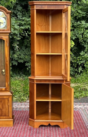 Biedermeier Vitrine Stilmöbel Eckvitrine Eckschrank Barock Schrank Eibe England Bild 7