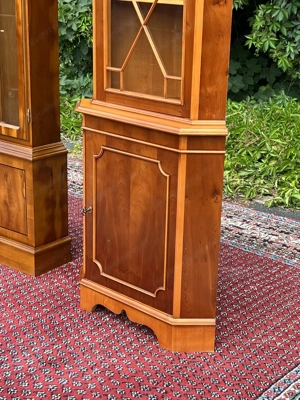 Biedermeier Vitrine Stilmöbel Eckvitrine Eckschrank Barock Schrank Eibe England Bild 10