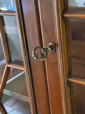 Englischer Vitrinenschrank Vitrine aus Eibe  Bild 5