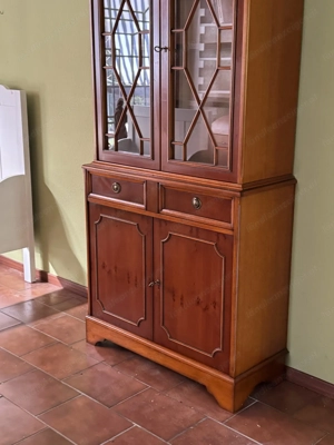 Englischer Vitrinenschrank Vitrine aus Eibe  Bild 2