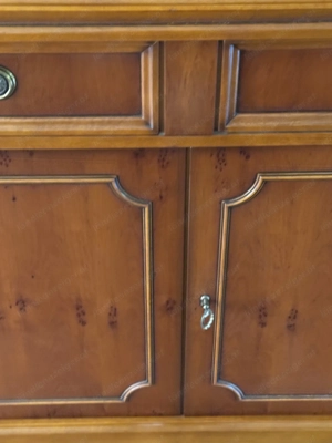 Englischer Vitrinenschrank Vitrine aus Eibe  Bild 4