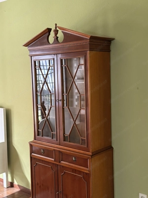 Englischer Vitrinenschrank Vitrine aus Eibe  Bild 3