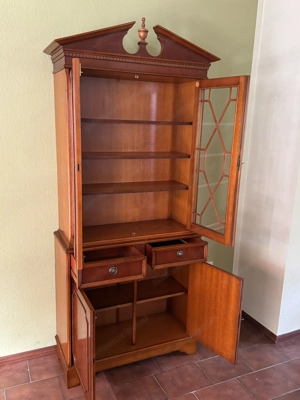 Englischer Vitrinenschrank Vitrine aus Eibe  Bild 9