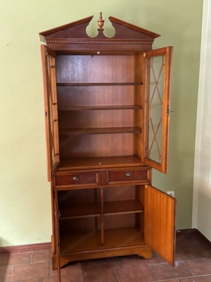 Englischer Vitrinenschrank Vitrine aus Eibe  Bild 8