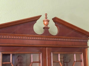 Englischer Vitrinenschrank Vitrine aus Eibe  Bild 7