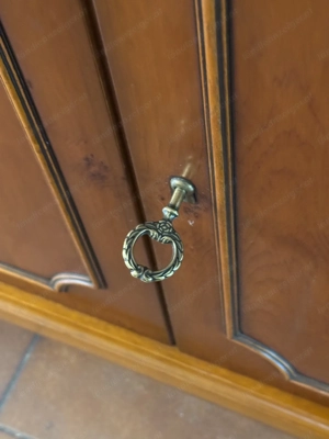 Englischer Vitrinenschrank Vitrine aus Eibe  Bild 6