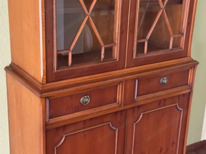 Englischer Vitrinenschrank Vitrine aus Eibe  Bild 10