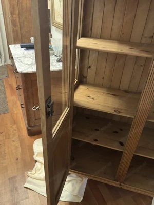 Antike Vitrine Weichholz Schrank Landhaus Bauernmöbel Bild 9