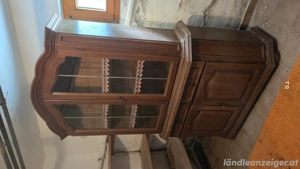 Vitrinenschrank und Schrank