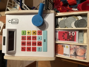 Stabiler Kaufladen aus Holz Bild 4