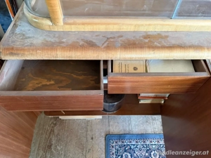 Schrank mit Vitrine Bild 2