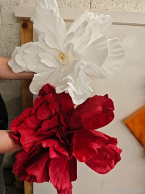 2 große Deko Blumen rot und weiß Hochzeit 