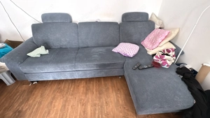 Blaue Couch in L-Form