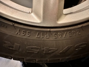 Audi A4 Felgen mit Pirelli Reifen   sehr guter Zustand!