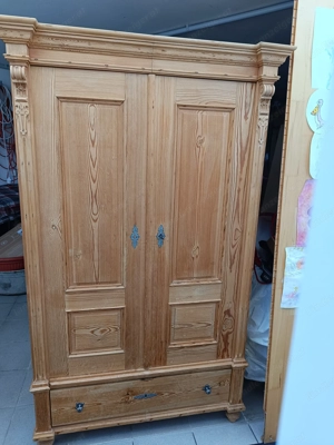 Antiker Kleiderschrank zu verkaufen 
