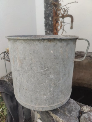 Alte Zinkbottiche