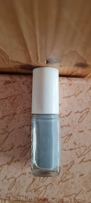 Essie Nagellack (hellgrau) Bild 2