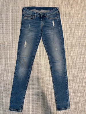 Pepe Jeans- eine Kultmarke, die mit Denim und grenzenloser Kreativität in Verbindung gebracht wird. 