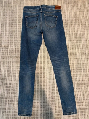 Pepe Jeans- eine Kultmarke, die mit Denim und grenzenloser Kreativität in Verbindung gebracht wird.  Bild 2