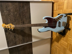 Fender Squier Jazz Bass & Verstärker inkl. Gig Bag, Kabel, Gurt und Ständer