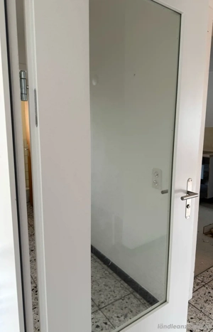 Türe mit Glasfenster