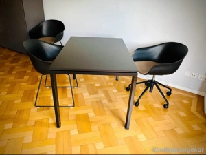 Arbeitsset mit drei Stühlen