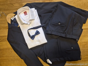 Zwei neuwertige dunkelblaue Anzüge mit Hemd und Fliege