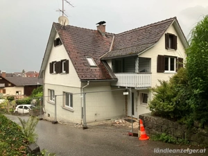 Ein renovierungsbedürftiges Haus sucht einen Handwerker zur Miete