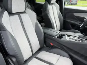 Peugeot 3008 GT Hybrid4 300 e-EAT8 - Top-Zustand - Vollausstattung Bild 6