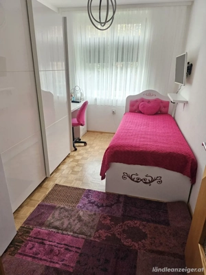 Schreibtisch, Drehstuhl, Teppich