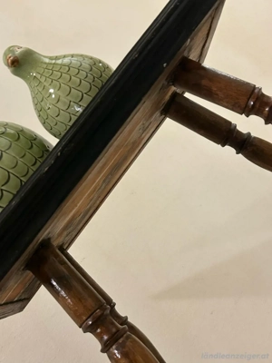 Antiker Beistelltisch aus Holz Bild 2