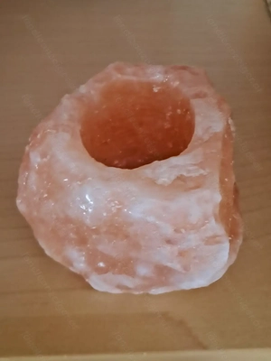 Schöne Atmosphäre mit Salzlampen, Salzstein und Teelichthalter Bild 3