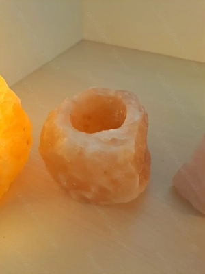 Schöne Atmosphäre mit Salzlampen, Salzstein und Teelichthalter Bild 5