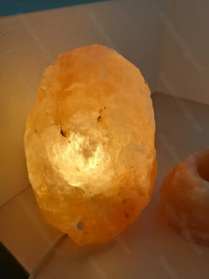 Schöne Atmosphäre mit Salzlampen, Salzstein und Teelichthalter Bild 2