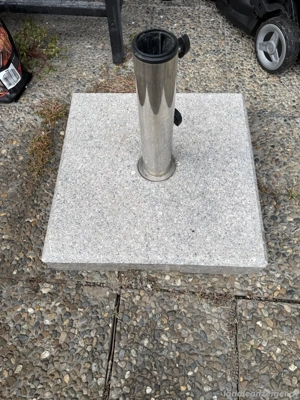 Sonnenschirmständer mit Granitplatte