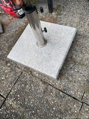 Sonnenschirmständer mit Granitplatte Bild 4